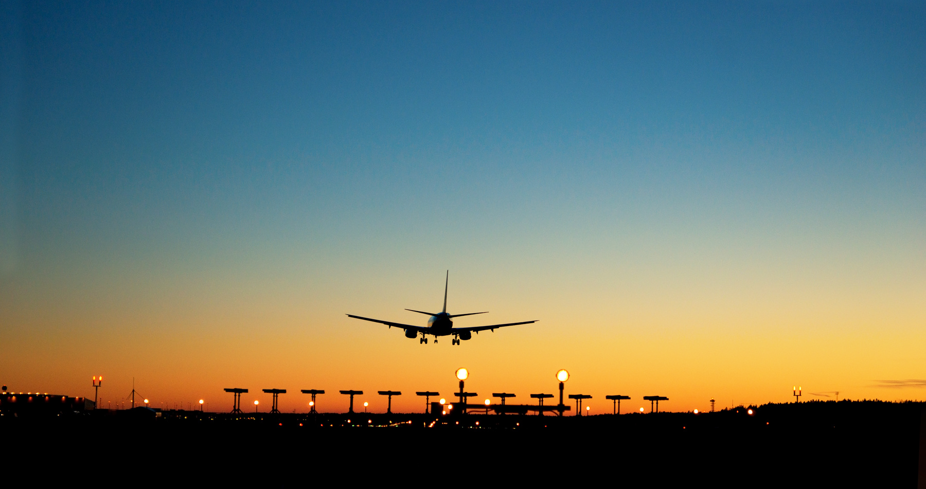 Aereo in atterraggio al tramonto